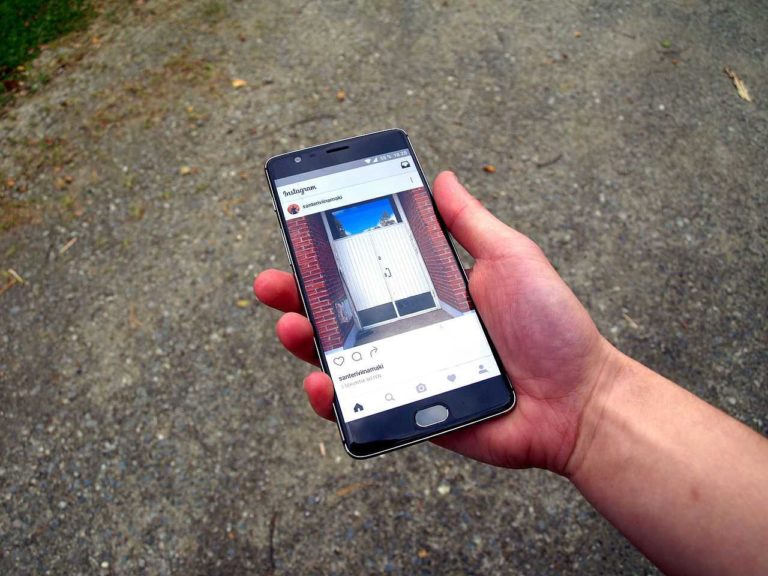 Instagram_app_on_smartphone_compressor